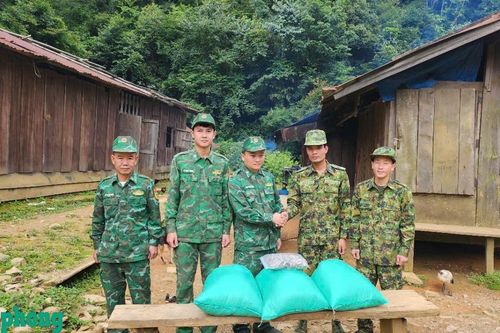 Sát cánh, hỗ trợ lực lượng bảo vệ biên giới Lào vượt qua khó khăn do thiên tai