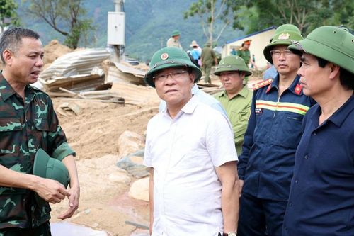 Phó Thủ tướng Lê Thành Long thăm hỏi người dân vùng mưa lũ Sơn La