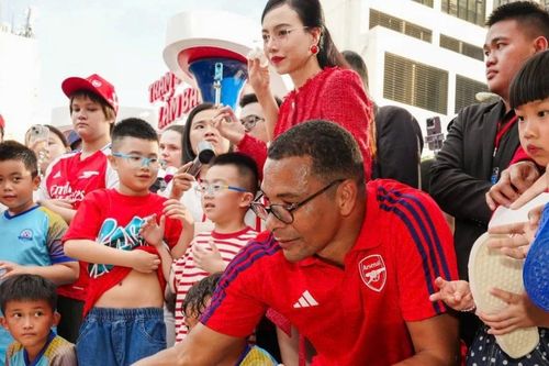 Khán giả phố đi bộ Nguyễn Huệ vây kín siêu sao Gilberto Silva, Tiến Linh và nghệ sĩ Việt