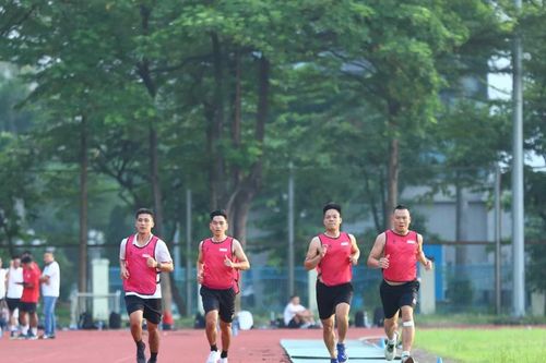 Một trọng tài bị ngất khi kiểm tra thể lực trước mùa giải, phải cấp cứu