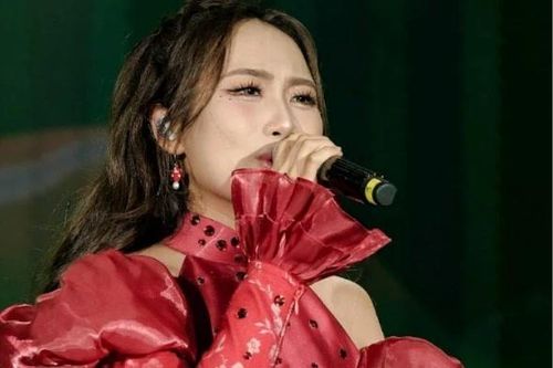 Hàng nghìn người ở phố đi bộ Nguyễn Huệ hát cùng Phương Mỹ Chi