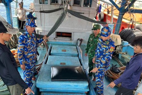 Bắt tàu cá chở hơn 25.000 lít dầu