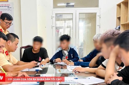 Xử lý nhóm học sinh mang hung khí, lạng lách trên phố