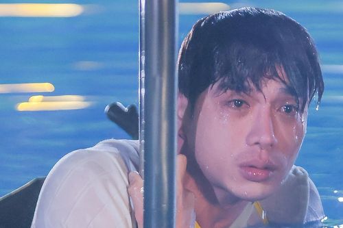 Sốc với cảnh diễn viên đẹp trai quấn dây điện, ngồi xe lăn lao xuống bể bơi