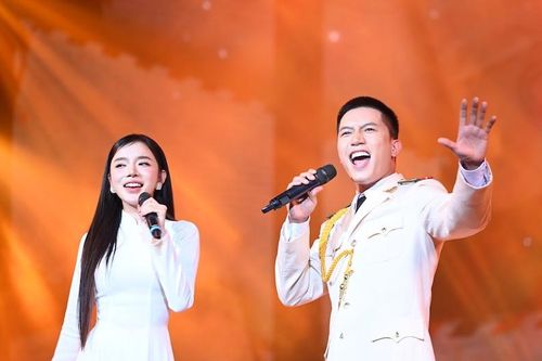Ca sĩ Anh Tú mặc lễ phục của công an hát song ca ăn ý với bạn gái LyLy