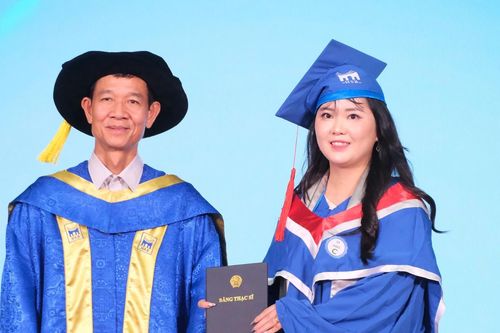 Hiệu trưởng nhắn nhủ sinh viên: 'Trước khi làm CEO có thể phải bắt đầu từ việc pha trà'