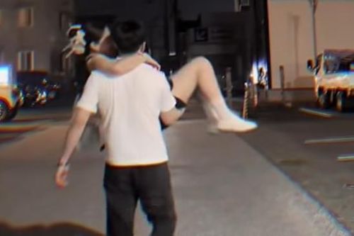 Chồng đi Nhật quay video bế cô gái lạ, người vợ ở Việt Nam tá hỏa