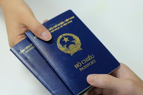 Bị hoãn xuất cảnh vì bỗng dưng là người đại diện pháp luật cho một công ty