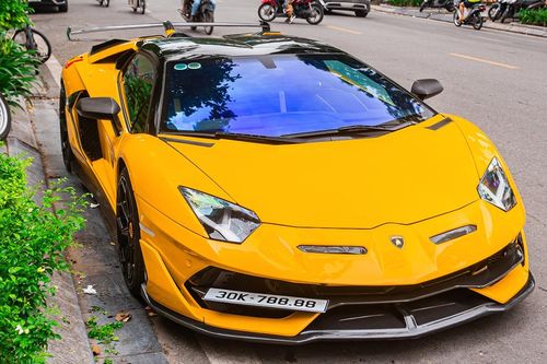 Siêu xe Lamborghini Aventador giá 20 tỷ gắn biển số tứ quý 8 giá gần 1 tỷ