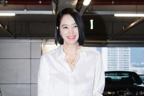 'Chị đại' ở tuổi 55, khoe sắc vóc nóng bỏng gây sốt mạng xã hội