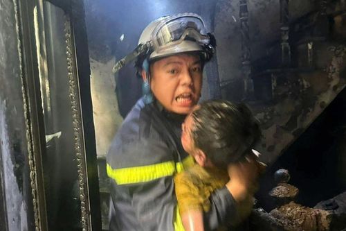 Hình ảnh chiến sĩ PCCC lao vào biển khói cứu người mắc kẹt trong đám cháy gây xúc động mạnh
