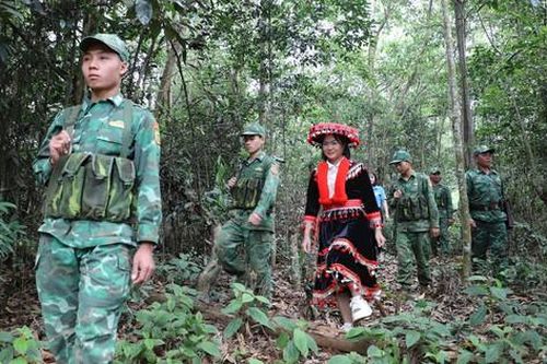 Tiếp sức phụ nữ vùng biên làm chủ cuộc sống