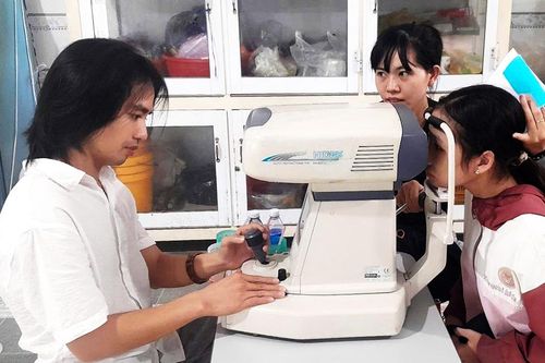 Khám bệnh miễn phí, tặng quà cho 600 người dân xã Hòa Lạc