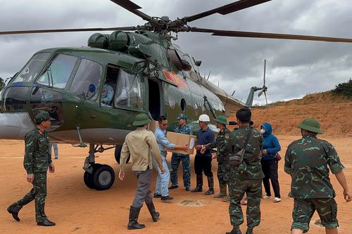 Máy bay trực thăng chở thêm 4 tấn hàng cứu trợ người dân vùng lũ tỉnh Điện Biên