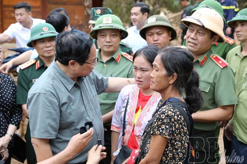 Thủ tướng Chính phủ kiểm tra công tác khắc phục thiệt hại mưa lũ ở bản Háng Pu Xi, xã Xa Dung