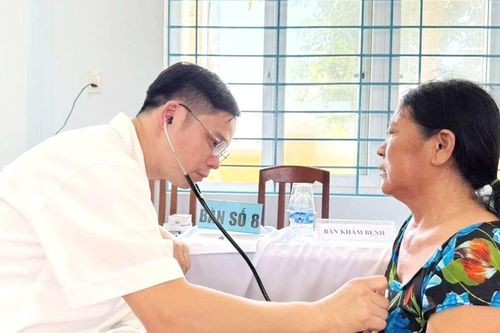 Khám bệnh, phát thuốc miễn phí cho người dân xã đảo Nhơn Châu