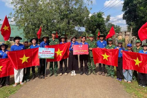 Tỉnh đoàn Gia Lai tặng cờ Tổ quốc cho người dân xã Ia O