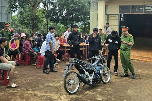 Công an xã Kdang tập trung xử lý các 'quái xế'