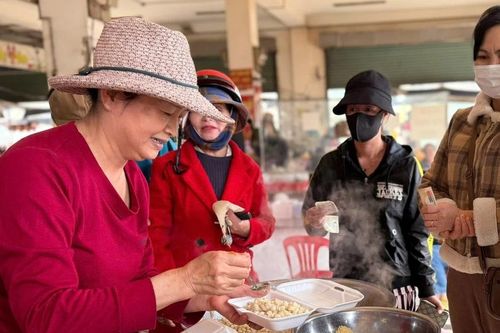 Bữa sáng ấm lòng ở chợ Phù Đổng