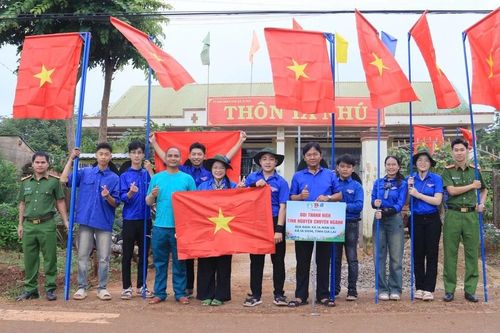 Tặng công trình 'Thắp sáng vùng biên' cho xã biên giới Ia Nan