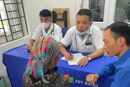 Khám bệnh, phát thuốc miễn phí cho người dân tại xã Dền Sáng