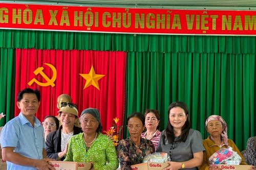 Hàm Thạnh trao tặng 330 suất quà cho đồng bào dân tộc thiểu số khó khăn