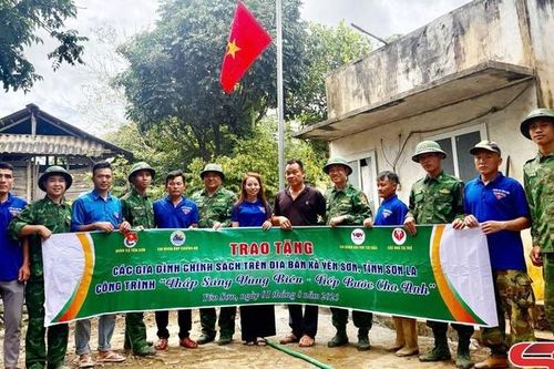 Chương trình 'Thắp sáng vùng biên – Tiếp bước cha anh'