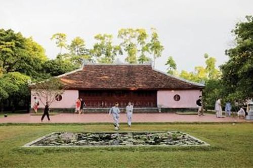Sau cánh cổng chùa