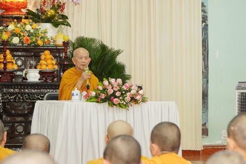 Trưởng lão Hòa thượng Thích Giác Giới sách tấn chư hành giả an cư tại trường hạ tịnh xá Ngọc Phương