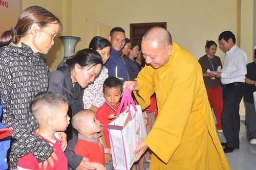 Ban Thông tin - Truyền thông T.Ư trao 200 phần quà cho học sinh khó khăn tại tỉnh Tuyên Quang