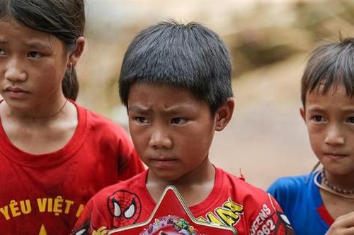 Những đứa trẻ vùng lũ 'lần đầu trong đời được ăn cái kẹo thơm ngon như vậy'