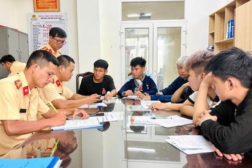 Huế: Xử lý nhóm thiếu niên mang theo hung khí, lạng lách trên đường