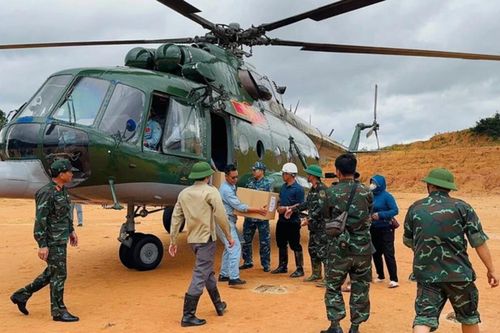 Trực thăng quân đội chở hàng tiếp tế vùng lũ Điện Biên