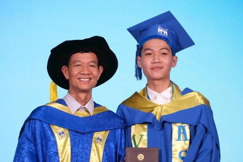 Thầy Hiệu trưởng khuyên sinh viên không để AI, mạng xã hội điều khiển bản thân