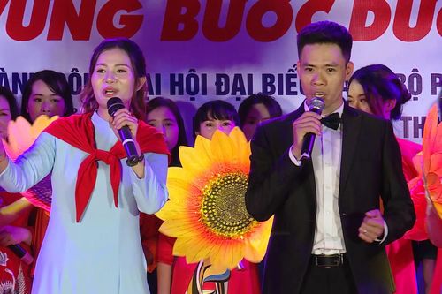 Liên hoan văn nghệ quần chúng 'Vững bước dưới lá cờ Đảng'