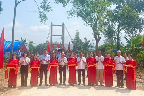 Trưởng Ban Tuyên giáo và Dân vận Tỉnh ủy Nông Thanh Tùng cắt băng khánh thành 2 công trình chào mừng Đại hội đại biểu Đảng bộ xã Hòa An lần thứ I
