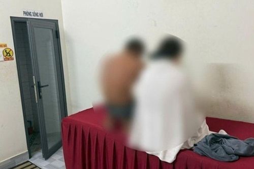 Bắt quả tang nữ nhân viên cơ sở xoa bóp bán dâm cho 'khách làng chơi' ít hơn tuổi giá 700.000 đồng: Lộ bí mật của căn phòng số 4