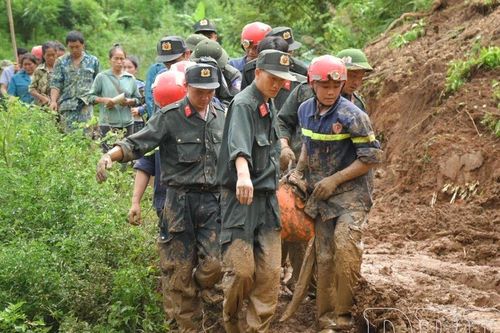 Xót lòng khoảnh khắc lực lượng chức năng đưa thi thể 2 cháu bé là anh em ruột bị lũ cuốn ra khỏi đống bùn lầy