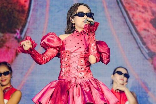 Phương Mỹ Chi khoe giọng hát 'cá heo' trước nghìn khán giả ở phố đi bộ Nguyễn Huệ sau thành công tại 'Sing! Asia'