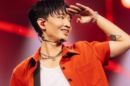 Hoàng Dũng hát nhảy liên tục 3,5 tiếng, trình diễn hơn 30 ca khúc trong concert 'Xoay tròn'