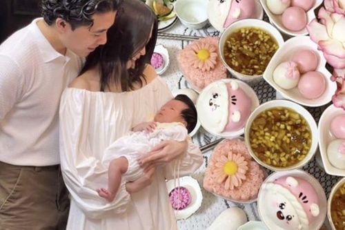 NSƯT Xuân Hinh mừng đầy tháng cháu ngoại trong cơ ngơi chục tỷ, khoe cảnh cùng ông bà sui gia bế bồng 'cục vàng'