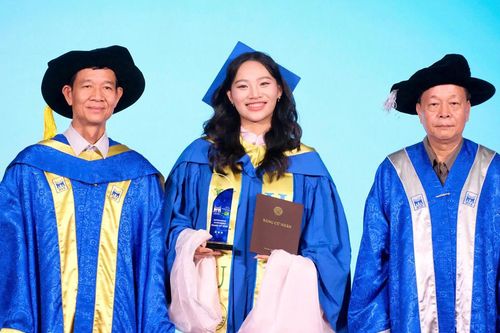 Hiệu trưởng căn dặn tân cử nhân 'không để AI, mạng xã hội điều khiển bản thân'