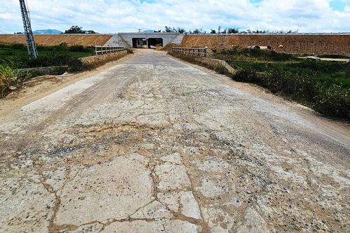 Đường dân sinh ở Gia Lai xuống cấp, nhà ven đường thành 'máy hút bụi'