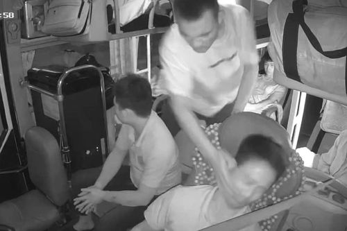 Đang lái xe, tài xế bất ngờ bị hành khách tát vào mặt