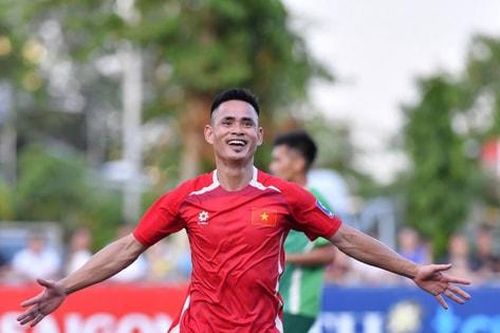 Tuyển 7 người Việt Nam gây ấn tượng trước các tuyển thủ quốc gia trong trận giao hữu