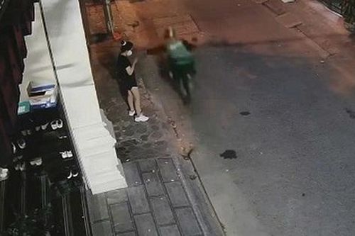 Điều tra vụ cô gái bị người mặc áo xe ôm công nghệ cướp giật điện thoại ở Hà Nội