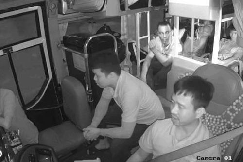 Hoảng hồn cảnh tài xế xe khách bị hành khách đánh thẳng vào mặt khi xe đang lưu thông trên đường