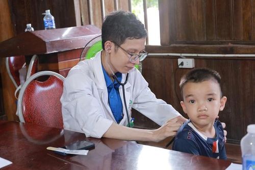 'Áo trắng' vượt lũ đến với vùng cao: Hơi ấm tình người giữa hoang tàn sau thiên tai