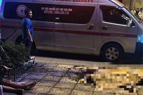 Xe máy lao vào cột đèn trong đêm khiến 3 thanh thiếu niên thương vong
