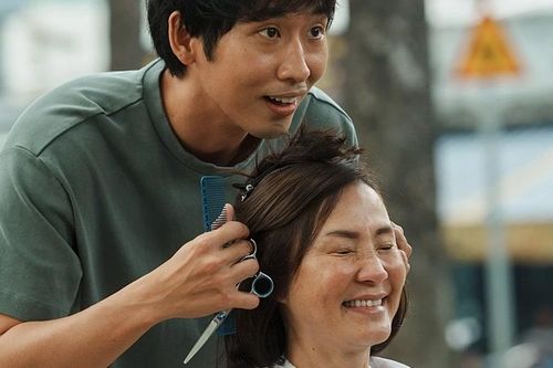 Hậu trường ca khúc chủ đề phim Việt - Hàn 'Mang Mẹ Đi Bỏ' đang gây sốt phòng vé